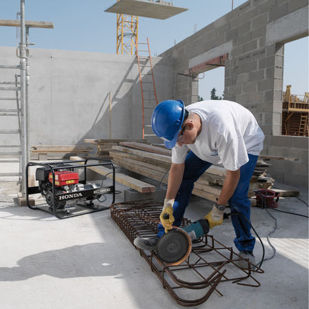 Groupe &eacute;lectrog&egrave;ne Endurance utilis&eacute; par un d&eacute;monstrateur.