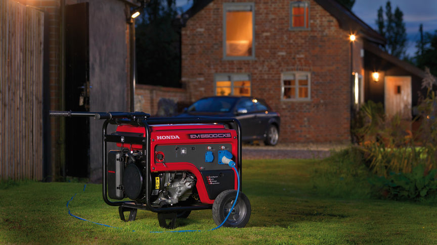 Vue rapproch&eacute;e d'un groupe &eacute;lectrog&egrave;ne Endurance high-tech dans le jardin.