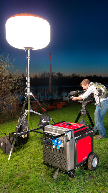 Groupe &eacute;lectrog&egrave;ne Endurance high-tech utilis&eacute; par un d&eacute;monstrateur.