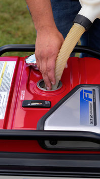 Plein du groupe &eacute;lectrog&egrave;ne EU70is effectu&eacute; par un d&eacute;monstrateur, en ext&eacute;rieur.