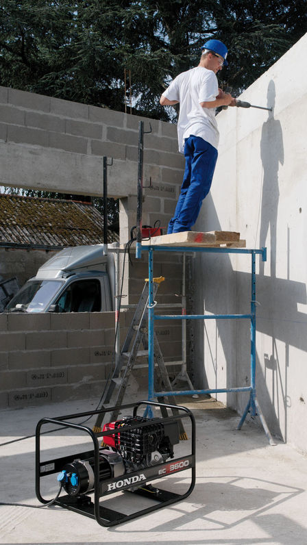 Groupe &eacute;lectrog&egrave;ne Endurance utilis&eacute; par un d&eacute;monstrateur.