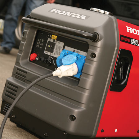 Vue rapproch&eacute;e d'un groupe &eacute;lectrog&egrave;ne maniable high-tech.