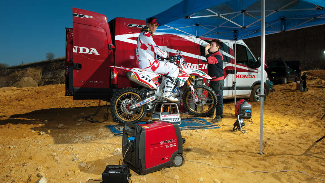 Groupe &eacute;lectrog&egrave;ne maniable high-tech utilis&eacute; par des mod&egrave;les.