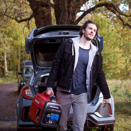 Groupe &eacute;lectrog&egrave;ne portable utilis&eacute; par un mod&egrave;le.