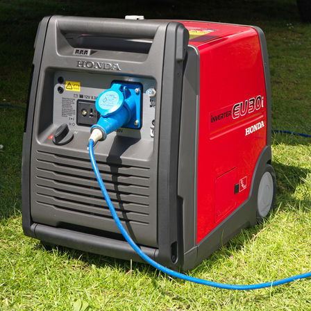 Groupe &eacute;lectrog&egrave;ne portable, dans un jardin.