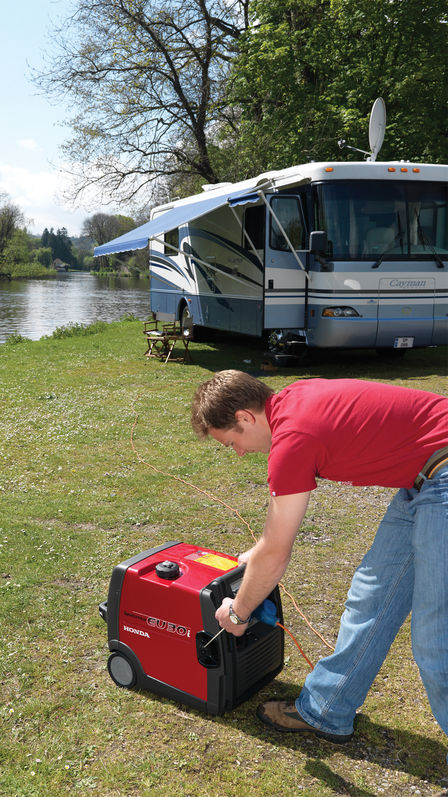 Groupe &eacute;lectrog&egrave;ne portable utilis&eacute; par un mod&egrave;le, dans le jardin.