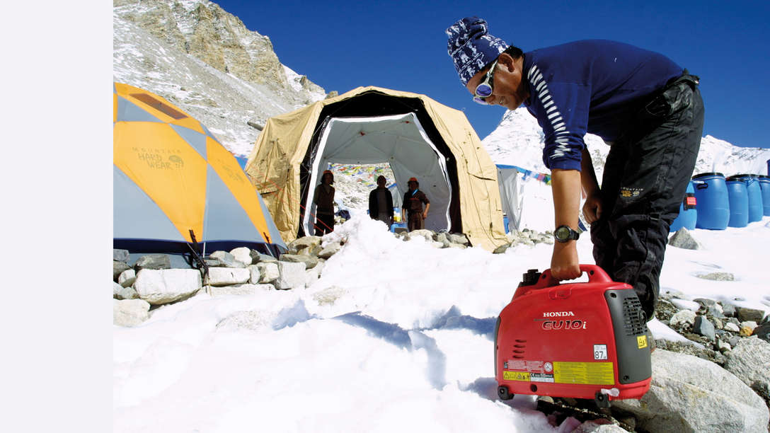 Groupe &eacute;lectrog&egrave;ne portable utilis&eacute; par un mod&egrave;le, &agrave; la montagne.