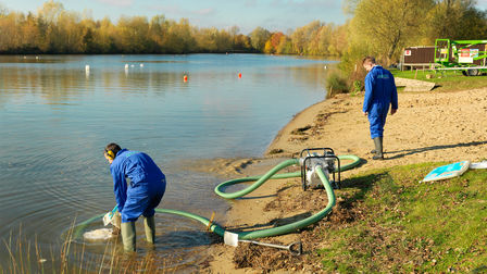 Pompe haut d&eacute;bit / &agrave; r&eacute;sidus utilis&eacute;e par des mod&egrave;les pr&egrave;s d'un lac.