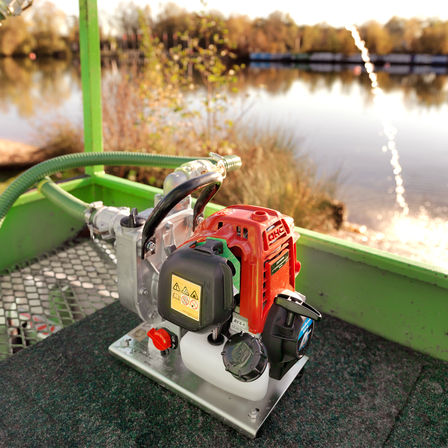 Vue rapproch&eacute;e d'une pompe &agrave; eau l&eacute;g&egrave;re en cours d'utilisation.